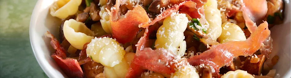 Macaroni met parmaham en champignons