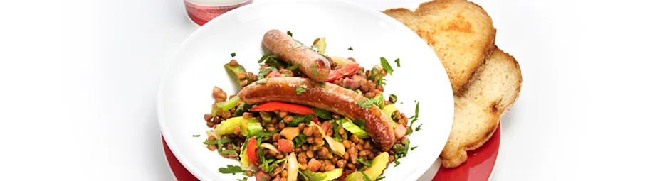 Linzenschotel met saucijsjes