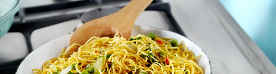 Lauwwarme noedelsalade met paksoi