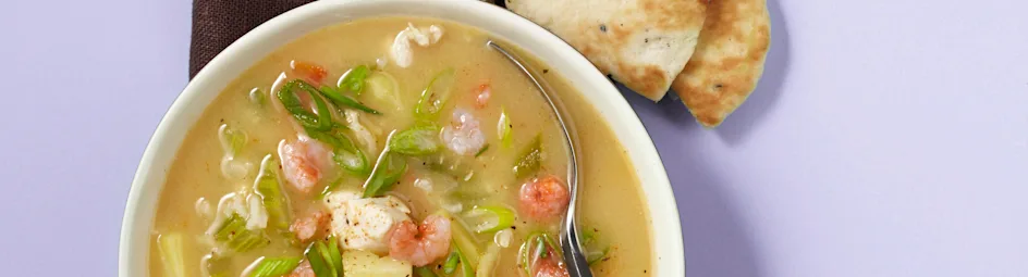 Gumbosoep met kip en garnalen
