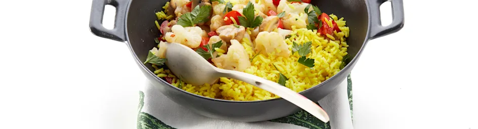 Groentenwok met gele rijst