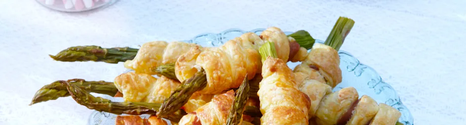 Groene asperges in bladerdeeg