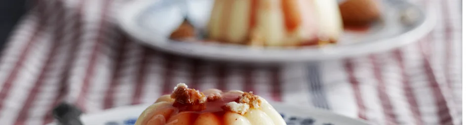 Griesmeelpudding met amandel en bessensap