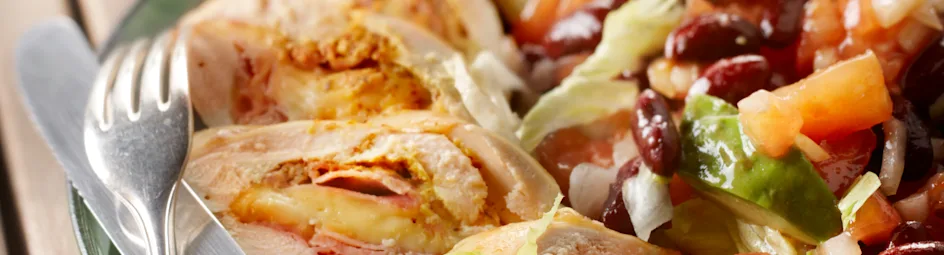 Gevulde kipfilet met rodebonensalade