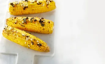 Geroosterde maïs met peterselieboter