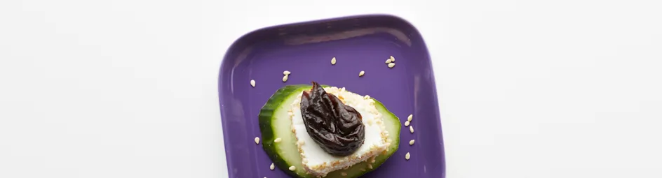 Geitenkaas met sesam en pruneaux
