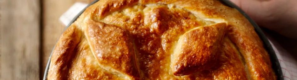 Gehakttaart met brooddeksel