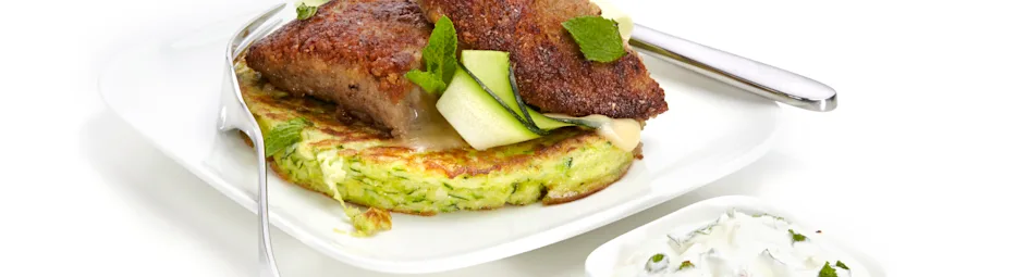 Gehaktschnitzel met courgettepannenkoekjes en muntyoghurt