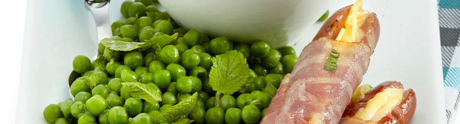 Gegrilde Frankfurter worstjes met spek en kaas