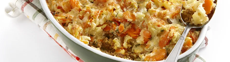 Gegratineerde wortelschotel met kerriegehakt