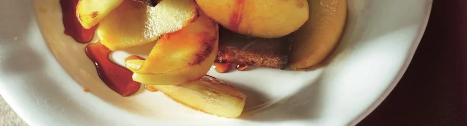 Gebakken appel met geroosterde kruidkoek