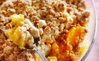 Fruitcrumble met oranje fruit