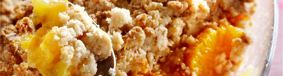 Fruitcrumble met oranje fruit