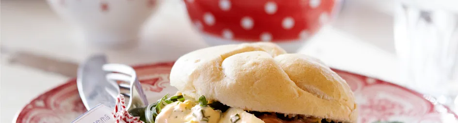 Eiersalade met gerookte zalm en dille