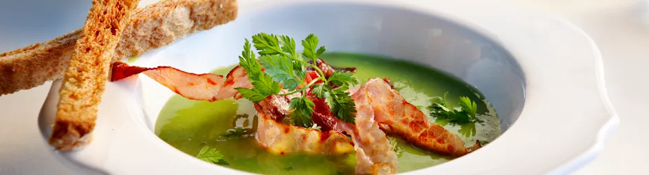 Doperwtenroomsoepje met krokant gebakken ham