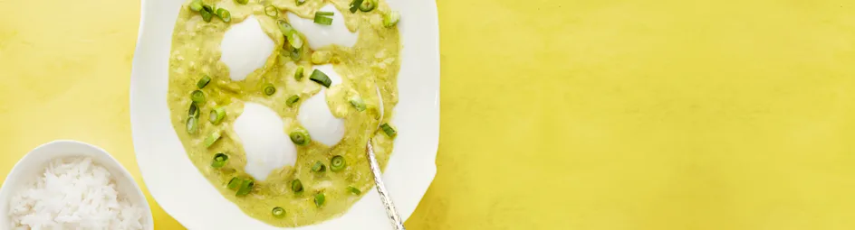 Curry-eieren in kokossaus