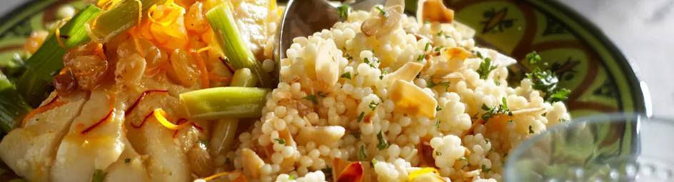 Couscous met amandel, kabeljauw en lente-ui