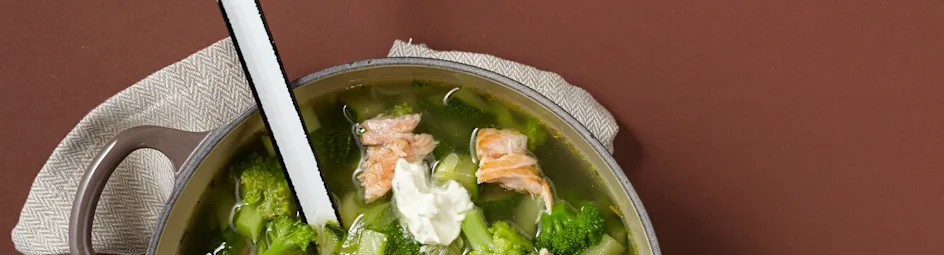Courgette broccolisoep met zalm