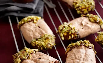 Chocolade-schuimkoekjes met pistache