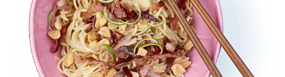 Chinese eiermie met knapperige ham en citroengras