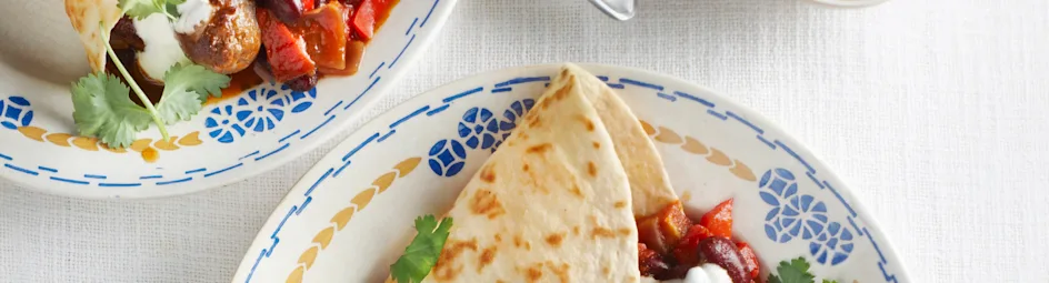 Chili con carne met worst en tortilla's
