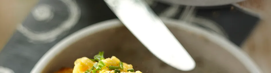 Bruschetta met courgette, roerei en tuinkruiden