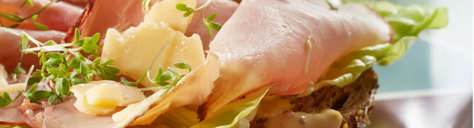 Bruine boterham met mosterdmayo, beenham en oude kaas