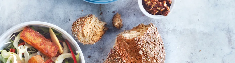 Bonte salade met kaassticks