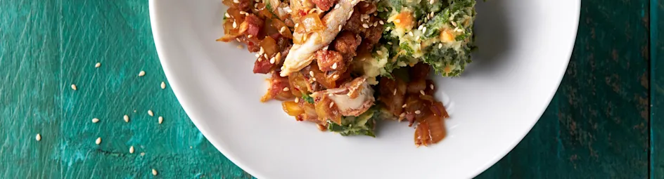 Boerenkoolschotel met zoete aardappel en makreel