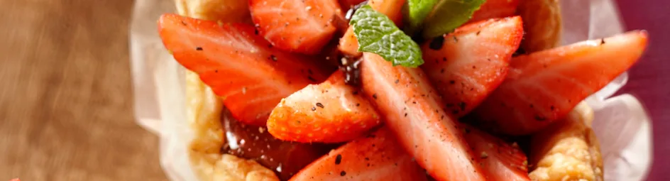 Aardbeientaartje met chocolade en munt