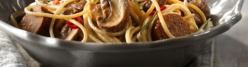 Romige spaghetti met champignons en worst