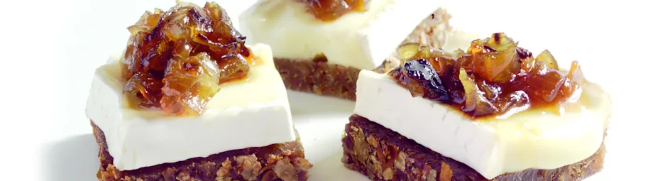 Roggebrood met brie en sjalottencompote