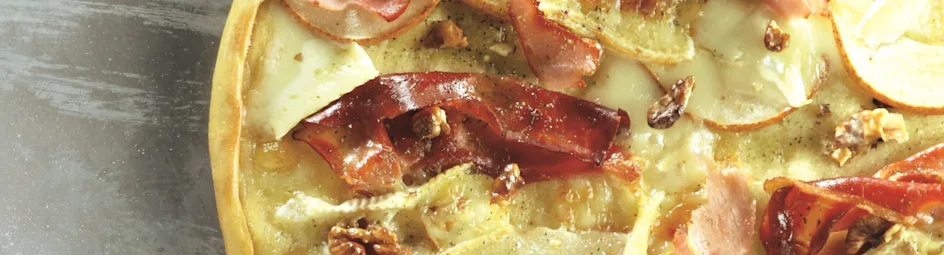 Pizza met rauwe ham, brie en noten