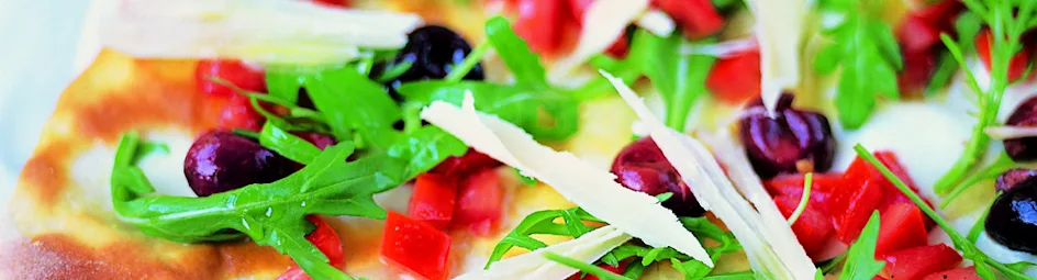 Pizza met olijf, tomaat, rucola, Parmezaan en mozzarella