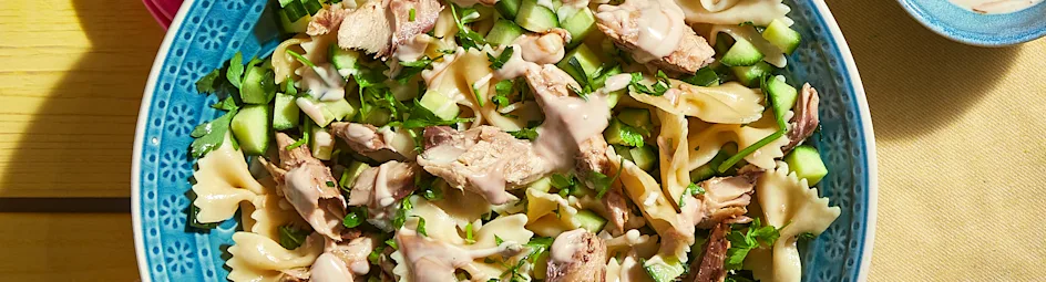 Pastasalade met makreel en komkommer