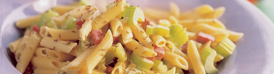 Pasta met salami en bleekselderij