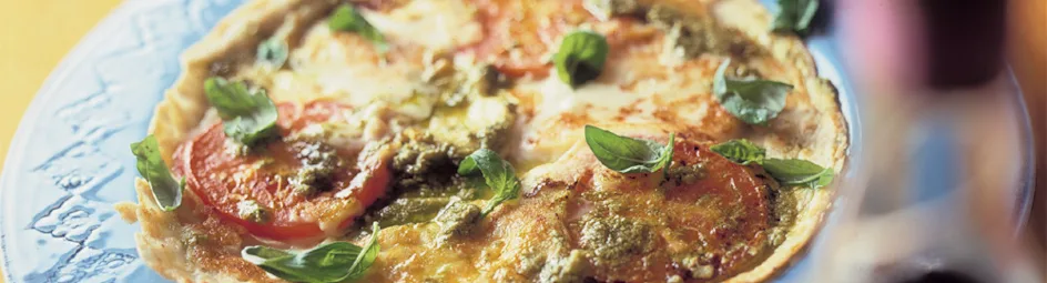 Pannenkoek met pesto, tomaat en mozzarella