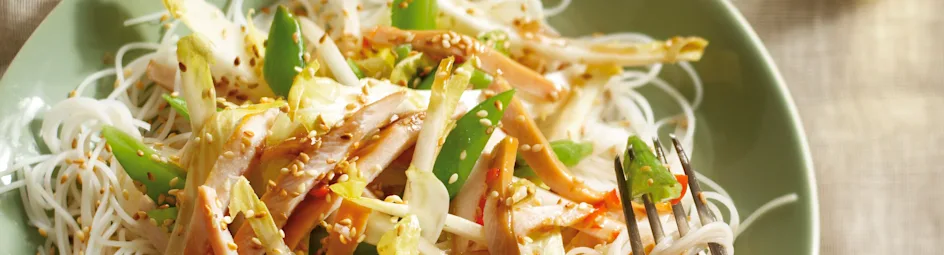 Oosterse salade met sugarsnaps, witlof, gerookte kip en sesamdressing