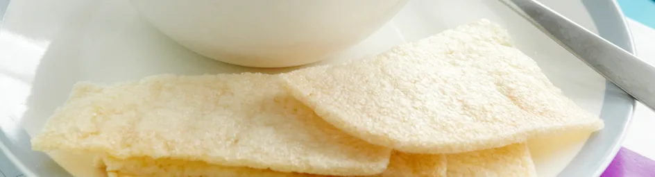 Oosterse kippensoep met noedels en paksoi