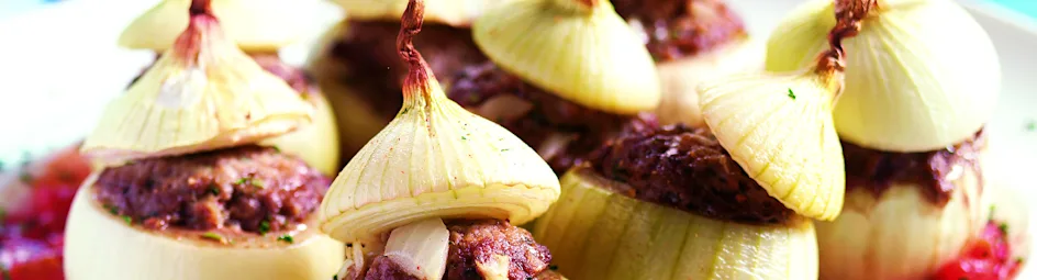 Met gehakt gevulde uien