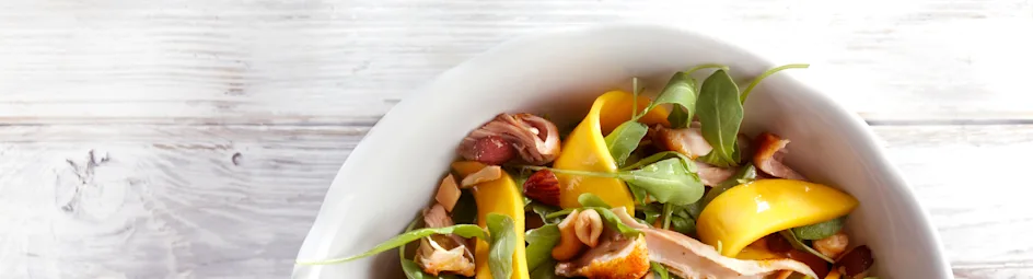 Mangosalade met noten en kip