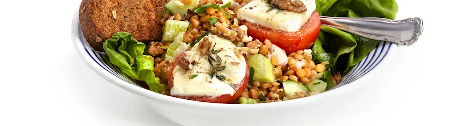 Maaltijdsalade van linzen, geitenkaas en noten