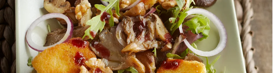 Maaltijdsalade met paddenstoelen en gebakken camembert