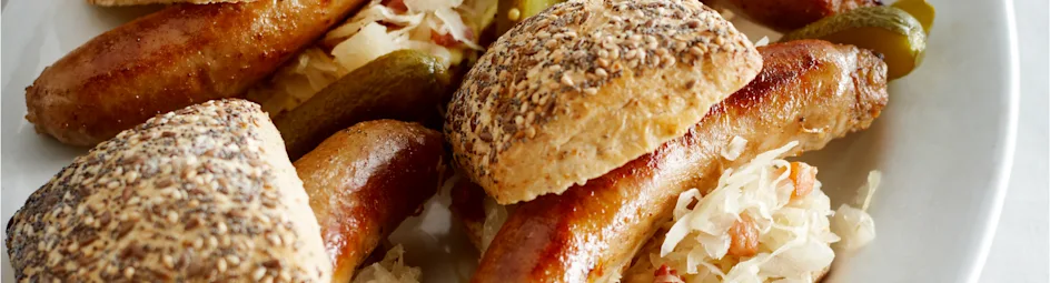 Maaltijdbroodjes met zuurkool en worst