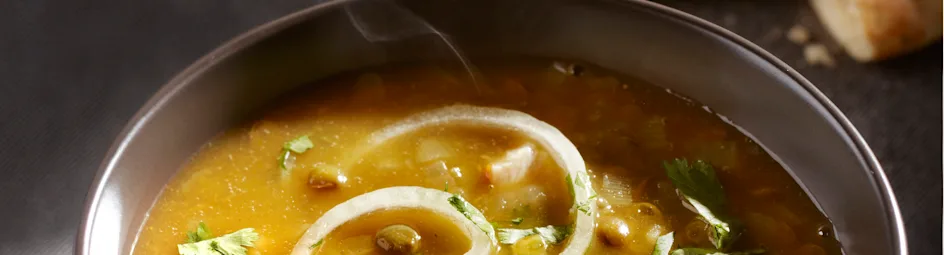 Linzensoep met kip en koriander