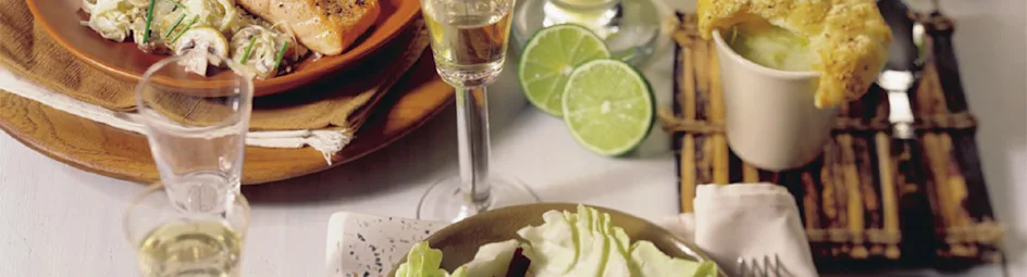 Lichtgebonden mosterdsoep met een deksel van bladerdeeg