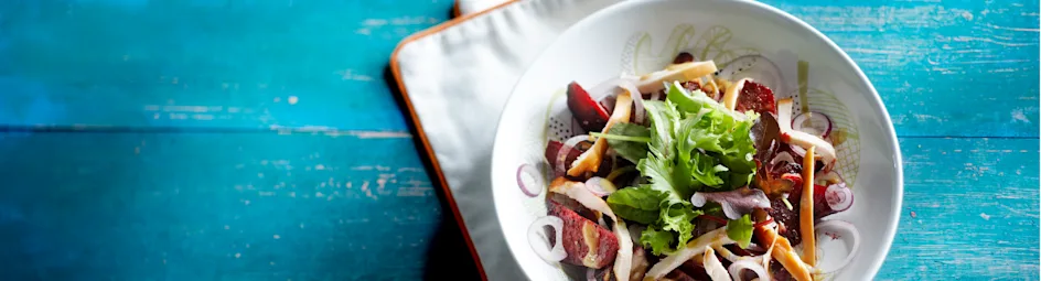 Lauwwarme bietensalade met rode ui