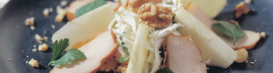 Knolselderijsalade met appel, gerookte kip en walnoten