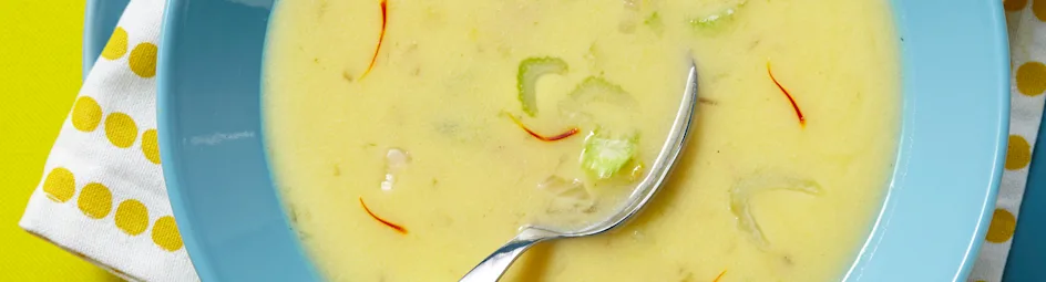 Kippensoep met citroen en saffraan