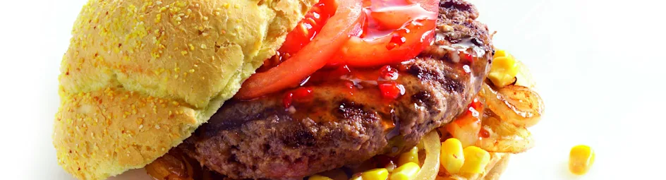 Hamburgers met gebakken ui en maïs